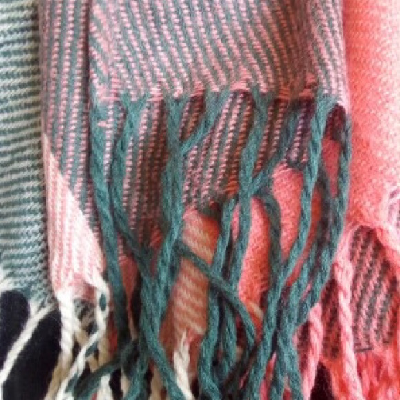 ✨Cashmere/Wool Blend Plaid Scarf✨ - Picture 3 of 4